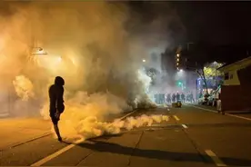 催泪瓦斯被永久禁止！美国一市对警察下禁令，警察局长：那只好开枪了图片