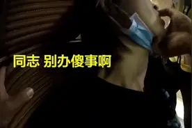 女子带娃将车停路边迟迟不走 路人凑近一看吓得赶紧报警图片
