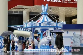 新民特写｜60多岁的“大白兔”，缘何让年轻消费者争相来“拔草”？图片