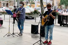 收入好、学历高的背后，上海执证街头艺人在夜色中复工图片