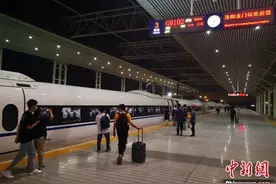 拉动内需开启“夜游”郑州铁路局旅游“夜班车”首发图片
