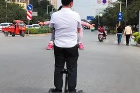 新型代步工具受追捧！电动平衡车上路？南宁交警：不行图片