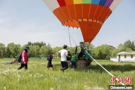 哈尔滨热气球体验走俏 游客“飞阅”太阳岛图片