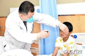 “你是我的眼”：湖南10岁汉族女孩帮助云南9岁彝族女孩重见光明图片