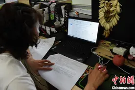 重庆“吃货妹妹”直播为农户带货图片