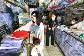泰国学生购买新校服迎复课图片