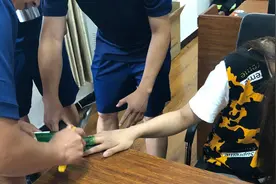 女子中指被啤酒瓶卡住，消防员碎瓶救手指图片