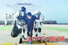 船员海上突发心脏病 救助直升机及时救回至翔安医院抢救图片