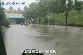 大雨之中暖心瞬间“上来！我背你”图片