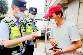 江西打工人员来汉遇困，武汉民警赠路费助其投靠亲戚图片