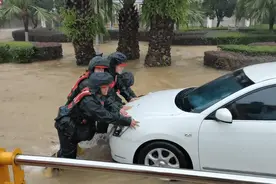 云南罗平连夜暴雨引发城市内涝 消防成功营救6人疏散转移23人图片