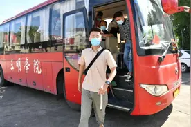 她带上全班照片与校长合影！福建这所高校毕业典礼很特别图片