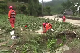 消防员搜救捡到国旗洗干净 留给当地小学视频封面