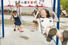 我在新家荡秋千图片