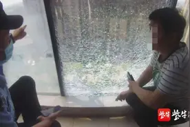 高层10楼居民家阳台玻璃突爆裂，民警细致查“真凶”除隐患图片