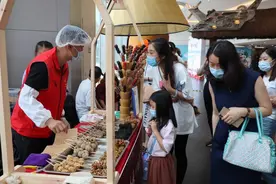 青岛市非遗传承人高士湘：“高家糖球”非遗大集人气旺 大家都想来尝尝“冰糖球”图片