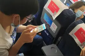 高铁上顺走邻座手机 乘警一条短信吓得他直接丢弃图片