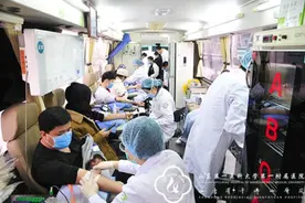 致敬热血英雄：医院职工集体无偿献血，缓解新冠肺炎期间血液紧张图片