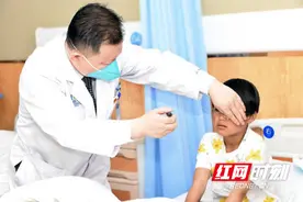 “你是我的眼”——10岁女孩帮助9岁乌嘎重见光明图片
