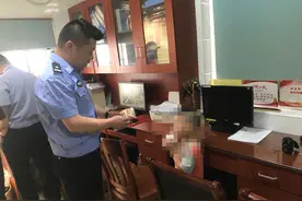 3岁小男孩送姐姐去上学，结果却把自己走丢了图片
