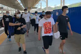 抖音上结识“香港帅哥”被骗76万！上海警方跨越千里打掉一个专骗成熟离异女子诈骗犯罪团伙图片