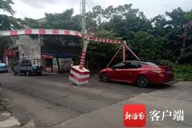 危险！海口新埠岛一临时道路的限高栏被撞摇摇欲坠图片