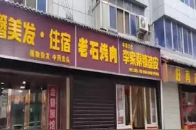 西安一街道商铺一个月被改两次颜色，还曾搞成黑白 区政府：城市改造需要视频封面