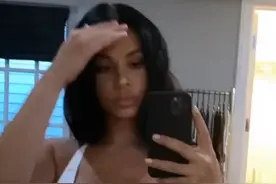 线条完美！乔治女友晒为个人品牌展示泳装上身效果的片段图片