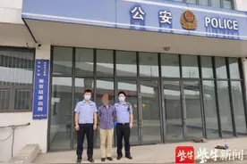 地铁车厢内遭遇“咸猪手”，霸气女士上前一把将对方抓住图片