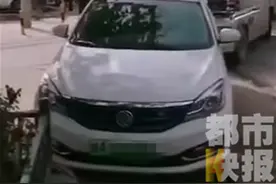 严惩！西安一司机将车停在铁路上，火车被逼停一个多小时图片