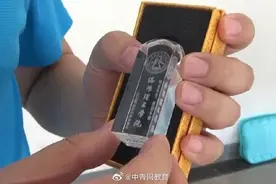 慕了！高校老师制作特殊礼物送毕业生图片