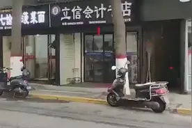西安一街道商铺招牌多次被更换颜色 区政府：城市改造需要图片