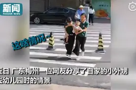 小朋友不想去幼儿园，老师连拖带拽扛进门：好不容易开学了，还想跑？图片