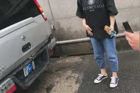 号牌两边被掰弯，驾车女子竟称毫不知情图片