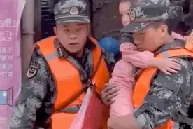 “你不用弯腰，我再端高点！”这一幕太暖了图片