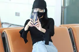 搞事业！秦岚俏皮玩自拍“莫得感情”手机壳成亮点图片