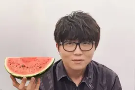 毛不易多次“翻牌”的昂司华夫饼图片
