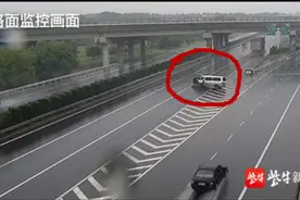 这里是高速公路最危险的地方！前车突然降速变道，后车猛烈追尾图片