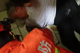 钥匙掉厕所老人伸手掏，结果被迫与排泄物相处了半个多小时图片