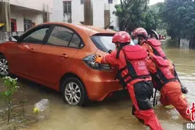 防城港普降暴雨导致内涝 消防员挨家挨户排查险情图片