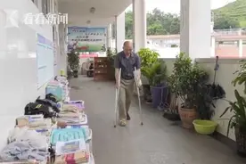 高三教师忍痛坚持拄拐上课：为了孩子 一切都是值得的图片