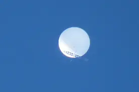 日本上空出现白色不明球体，挂有类似十字架物体，网友们脑洞大开图片