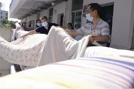 暖心！湖南文理学院老师帮学生晒被子图片