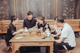 秦昊心疼女儿 李佳航李晟头疼“在哪家过年”图片