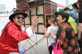 他白天卖艺，晚上跑出租——尉氏县这位“拉洋片”的帅哥好玩儿极了图片