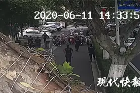 7岁男孩卷入车底，警察蜀黍百米冲刺抬车救人图片