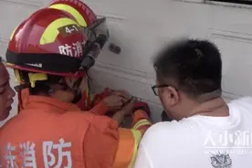 一男孩手指被车库门夹住肿胀发青 龙口消防调派2车10人紧急救援图片