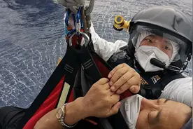 三亚海事局成功组织救助入境伤病渔民图片