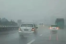 关于积水带你要知道的事——雨天行车规范图片