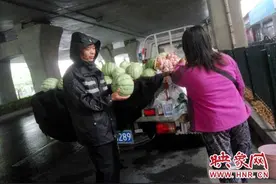 西瓜滞销瓜农雨中哭泣 二七巡防伸援手解瓜农之难图片